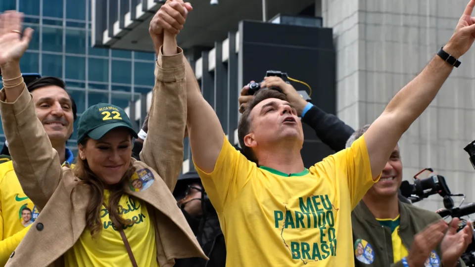 Flávio Bolsonaro mobiliza direita na Paulista em ato contra Lula e Moraes