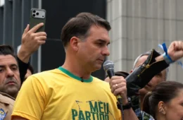 Flávio Bolsonaro promete indicar 5 ministros ao STF e diz que Moraes “vai cair”