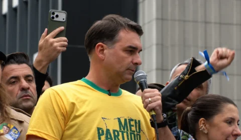 Flávio Bolsonaro promete indicar 5 ministros ao STF e diz que Moraes “vai cair”