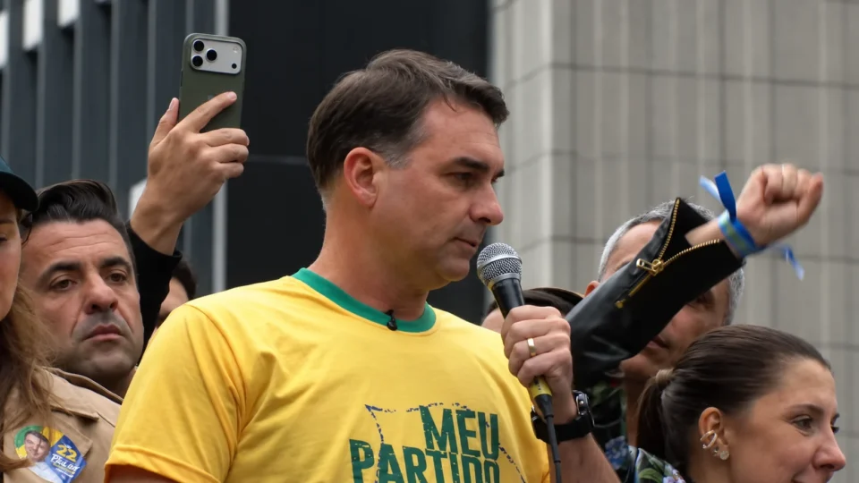 Flávio Bolsonaro promete indicar 5 ministros ao STF e diz que Moraes “vai cair”