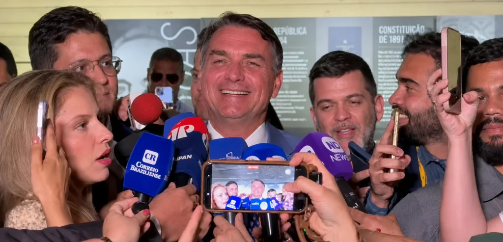 O senador e candidato à Presidência da República Flávio Bolsonaro (PL) entrou nesta terça-feira (1º) na crise que envolve o ministro Alexandre de Moraes e o ex-banqueiro Daniel Vorcaro. Em declaração, Flávio classificou como graves as informações que apontam que Moraes teria pedido proteção ao ex-dono do Banco Master junto ao procurador-geral da República, Paulo Gonet, e ao diretor-geral da Polícia Federal, Andrei Rodrigues — e foi direto ao afirmar que, se confirmadas, as acusações inviabilizam a permanência do ministro na Corte.