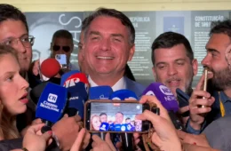Flávio Bolsonaro cobra explicações de Moraes e diz que ministro não tem mais “condição” de seguir no STF