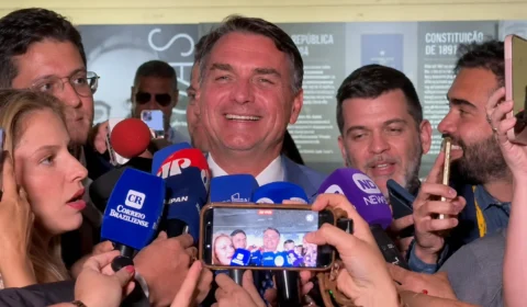 Flávio Bolsonaro cobra explicações de Moraes e diz que ministro não tem mais “condição” de seguir no STF