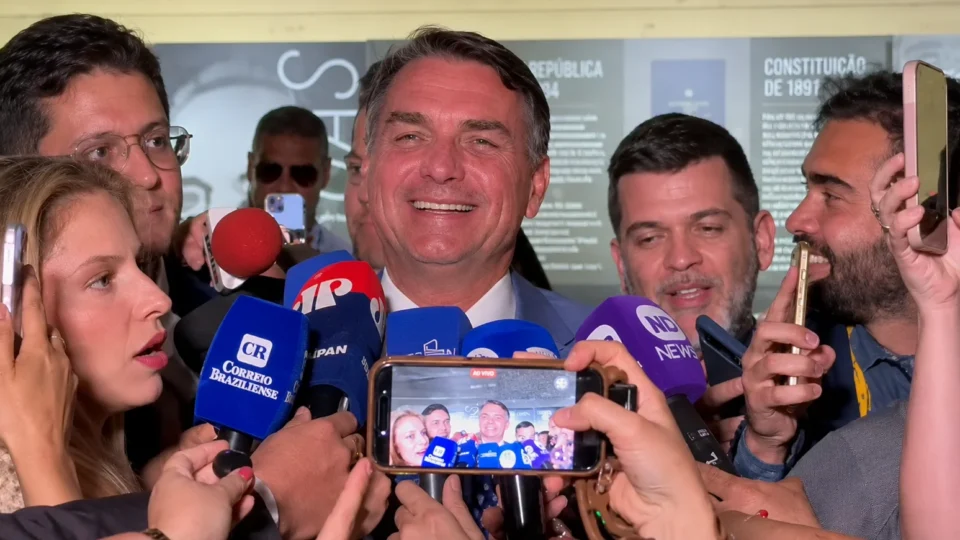 Flávio Bolsonaro cobra explicações de Moraes e diz que ministro não tem mais “condição” de seguir no STF