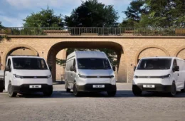 Ford revela três versões da Transit City elétrica que chegam ao Brasil em 2026