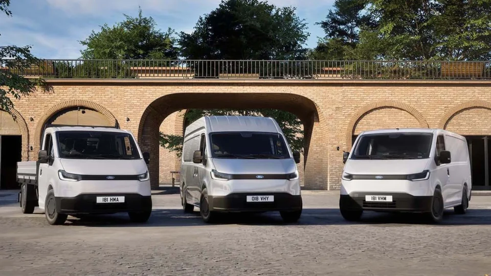 Ford revela três versões da Transit City elétrica que chegam ao Brasil em 2026