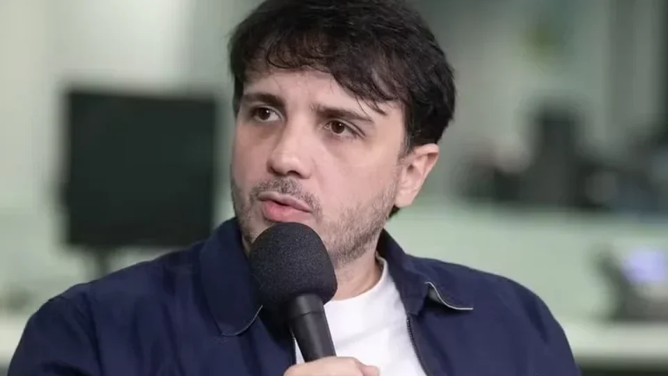 Renan Santos defende fim da autonomia universitária e propõe mudanças na gestão