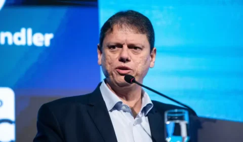 Tarcísio suspende agenda de campanha em SP e prioriza ações contra os efeitos das chuvas