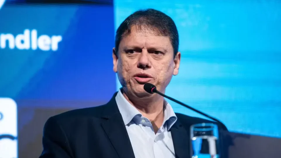 Tarcísio suspende agenda de campanha em SP e prioriza ações contra os efeitos das chuvas