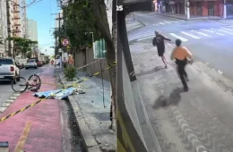 Motorista de carro de luxo atropela coletor na ciclofaixa e foge em São Vicente