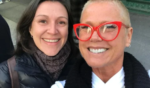 De Nova York a Curitiba: fã tatua nave da Xuxa e volta à cidade para último show