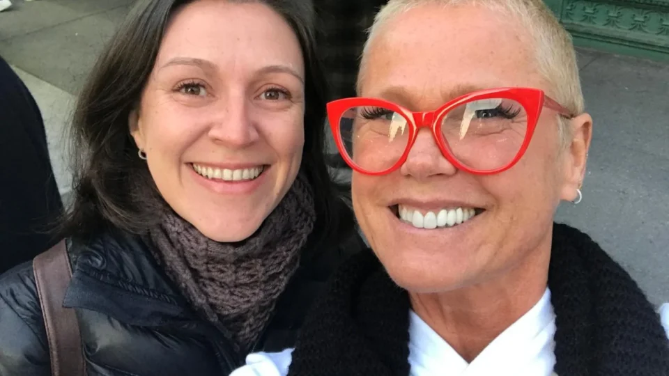 De Nova York a Curitiba: fã tatua nave da Xuxa e volta à cidade para último show