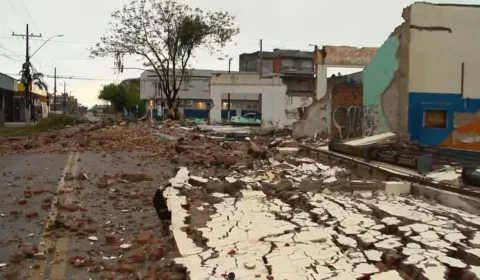 Tempestade derruba prédio, causa estragos e deixa mais de 930 mil pontos sem luz no RS