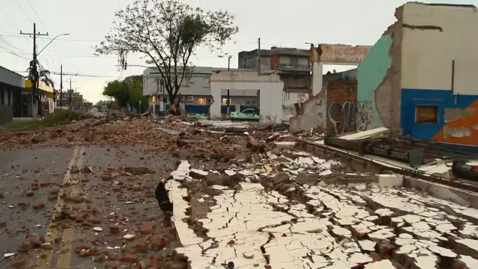 Tempestade derruba prédio, causa estragos e deixa mais de 930 mil pontos sem luz no RS