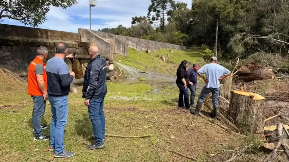Barragem no RS tem risco de colapso iminente e moradores são retirados de áreas próximas