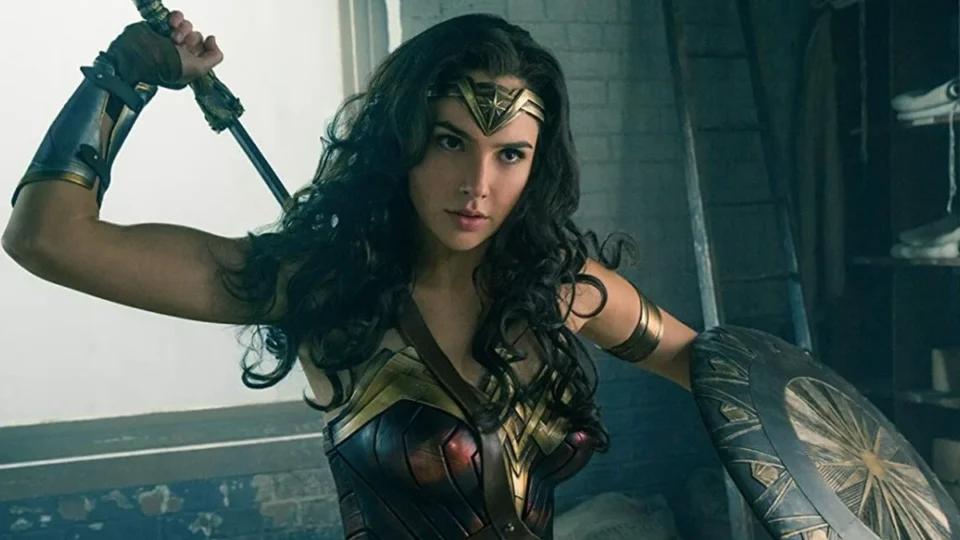 Gal Gadot critica DC após saída como Mulher-Maravilha e revela promessa de terceiro filme