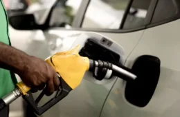 Lula assina decreto que reduz tributos da gasolina e cria novo subsídio para o diesel