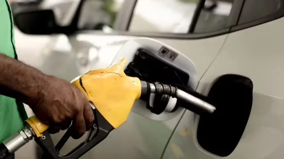 Lula assina decreto que reduz tributos da gasolina e cria novo subsídio para o diesel