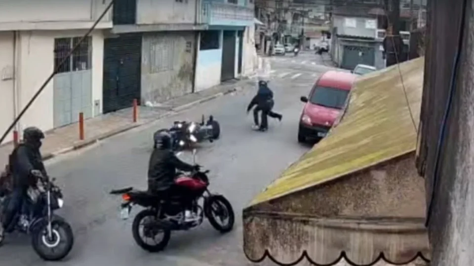 Câmera flagra GCM sendo cercado e morto durante tentativa de assalto em Diadema