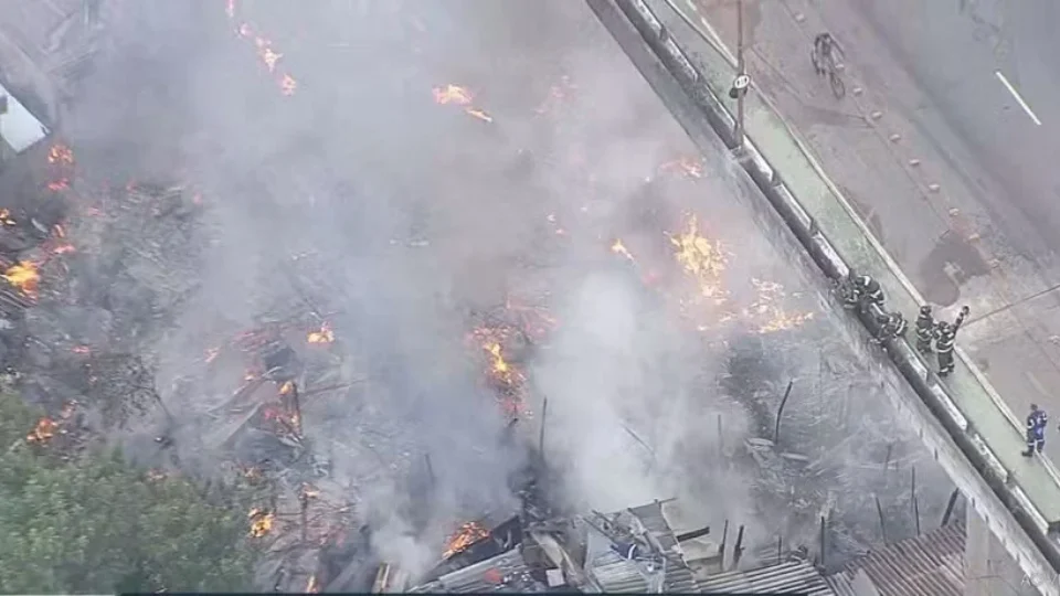 Incêndio atinge comunidade na Penha e deixa uma pessoa morta em São Paulo