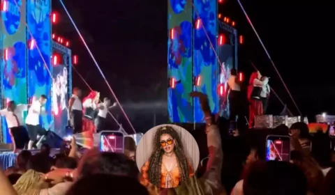 Palco cede durante show de Gloria Groove e dois bailarinos caem em MG