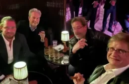 PF encontra foto de Paulo Gonet fumando charuto ao lado de Daniel Vorcaro em Londres