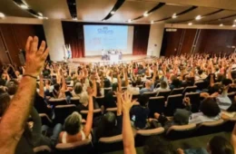 Professores de escolas particulares de BH e região decidem suspender greve