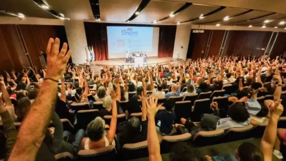 Professores de escolas particulares de BH e região decidem suspender greve