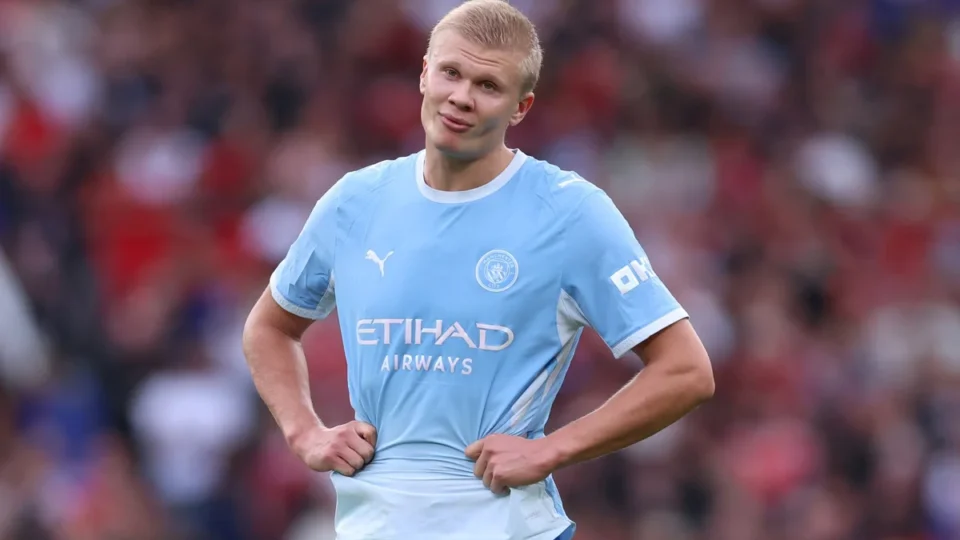 Com um a menos, Manchester City vence United no clássico em Old Trafford