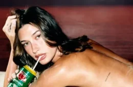Hailey Bieber posa nua em capa de revista inspirada no Brasil