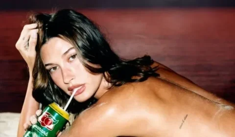 Hailey Bieber posa nua em capa de revista inspirada no Brasil