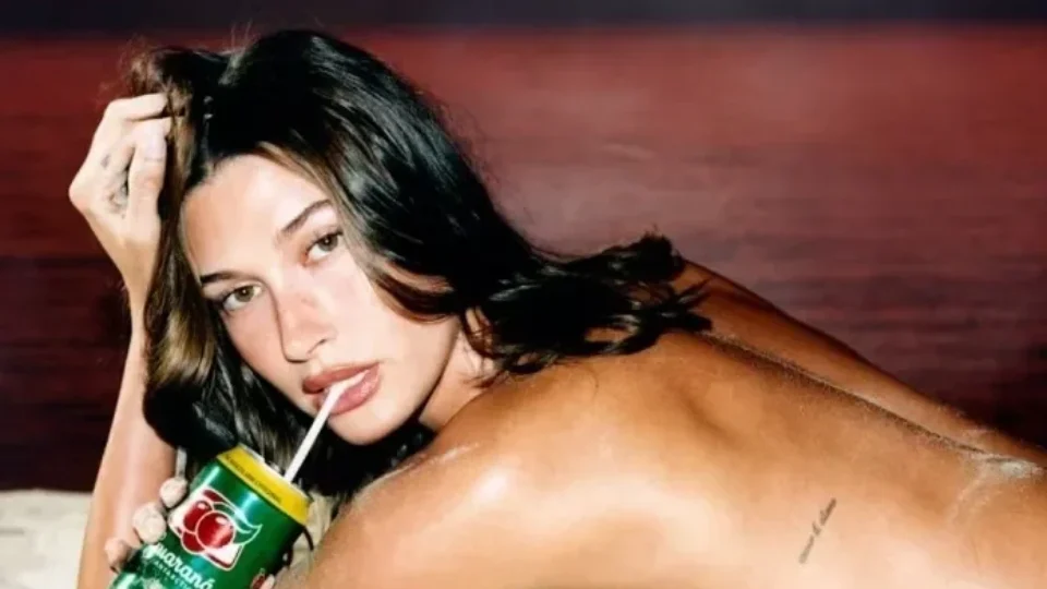 Hailey Bieber posa nua em capa de revista inspirada no Brasil