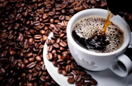 Café sobe mais de 1% em Nova York com dólar fraco, mas oferta maior limita recuperação