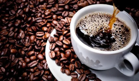 Café sobe mais de 1% em Nova York com dólar fraco, mas oferta maior limita recuperação