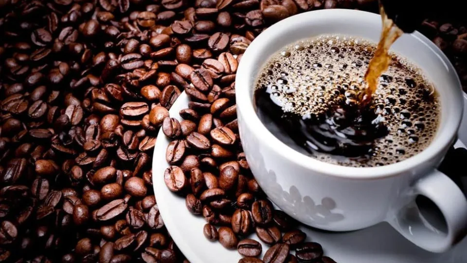Café sobe mais de 1% em Nova York com dólar fraco, mas oferta maior limita recuperação