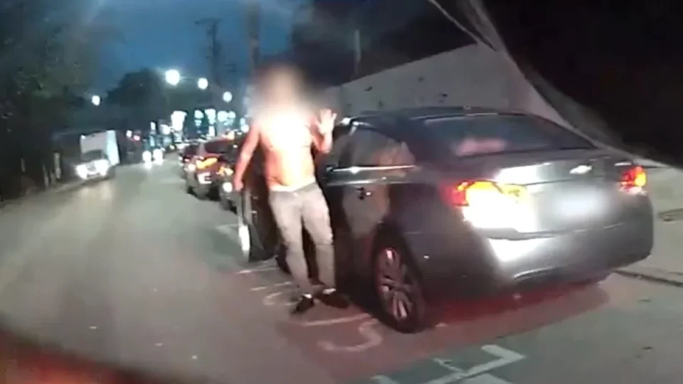 Homem esfaqueia esposa e foge com os três filhos em SP; PM prende suspeito