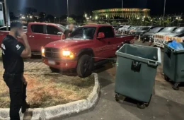 Homem é preso após invadir estacionamento da Polícia Civil com caminhonete e xingar policiais