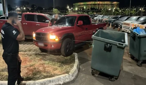 Homem é preso após invadir estacionamento da Polícia Civil com caminhonete e xingar policiais