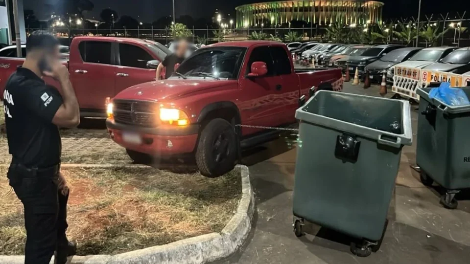 Homem é preso após invadir estacionamento da Polícia Civil com caminhonete e xingar policiais