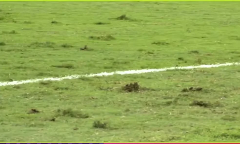 Logo no começo da partida, Vinicius Jr. tentou arrancar com a bola, que acabou quicando e fugindo do jogador. O mesmo aconteceu em bola recuada de Vitor Reis para Hugo Souza, que precisou se antecipar para dominar e sair jogando.