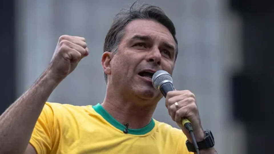 TSE abre investigação sobre suposta rede de collabs para promover Flávio Bolsonaro no Instagram