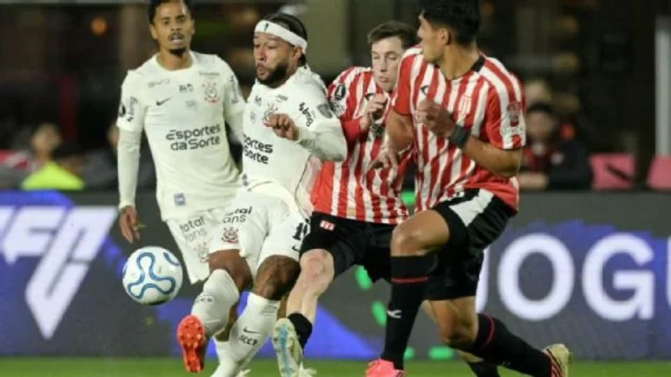 Corinthians busca empate com Estudiantes e decide vaga na semifinal em casa
