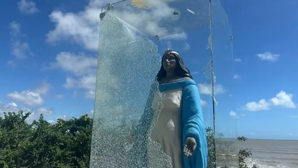 Suspeita de vandalizar estátua de Iemanjá em João Pessoa é identificada