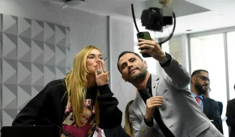 Cleitinho diz se arrepender de foto com Virgínia durante CPI das Bets: “Não era o momento”