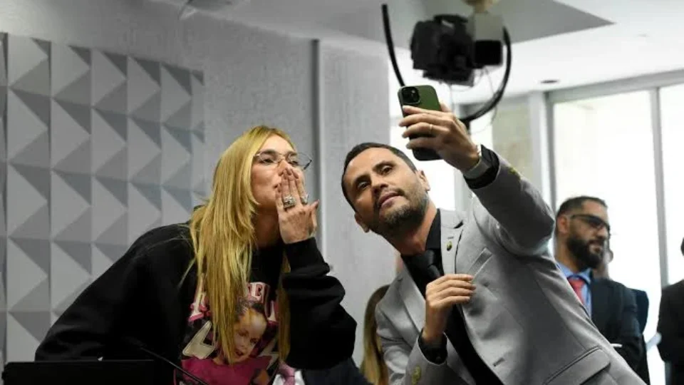 Cleitinho diz se arrepender de foto com Virgínia durante CPI das Bets: “Não era o momento”