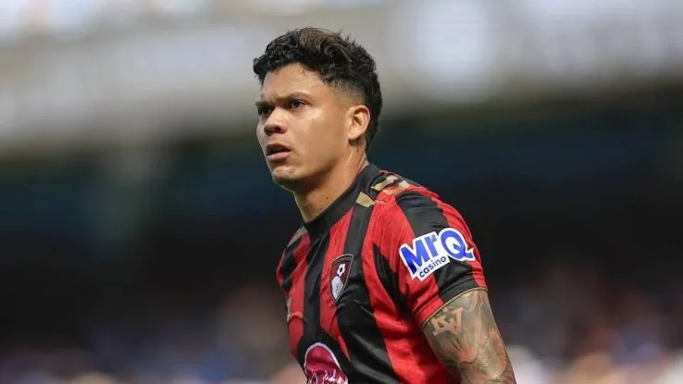 Com gol de Rayan, Bournemouth goleia o Lincoln City e avança na Copa da Liga