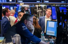 Wall Street começa semana no vermelho com temor sobre IA e petróleo acima de US$ 108