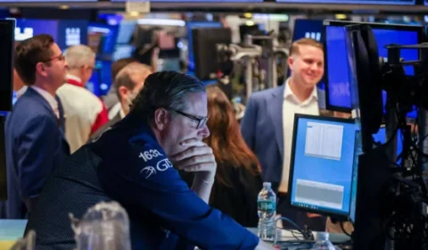 Wall Street começa semana no vermelho com temor sobre IA e petróleo acima de US$ 108