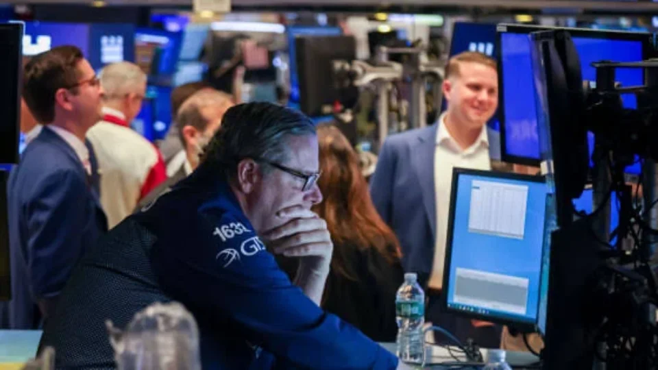Wall Street começa semana no vermelho com temor sobre IA e petróleo acima de US$ 108