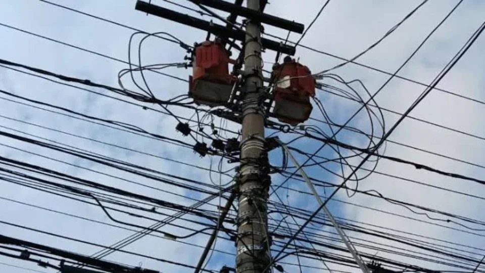 Furto de cabos deixa 109 escolas do Rio sem luz e algumas passam meses no escuro
